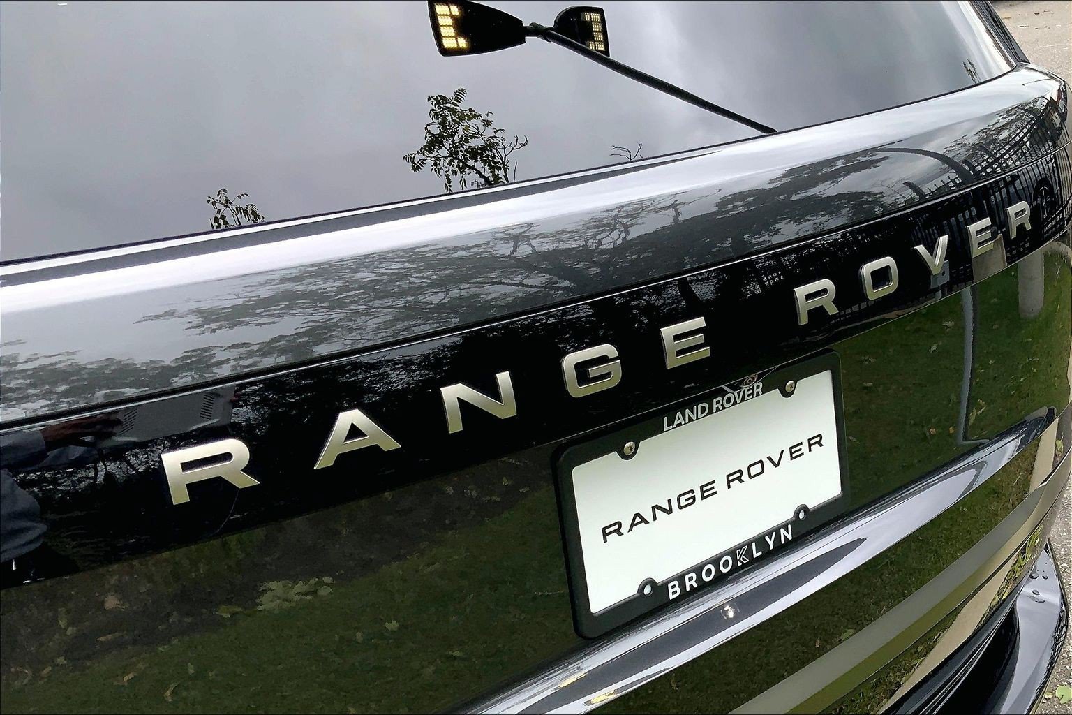 New 2027 Carpathian Grey Land Rover SE image 15
