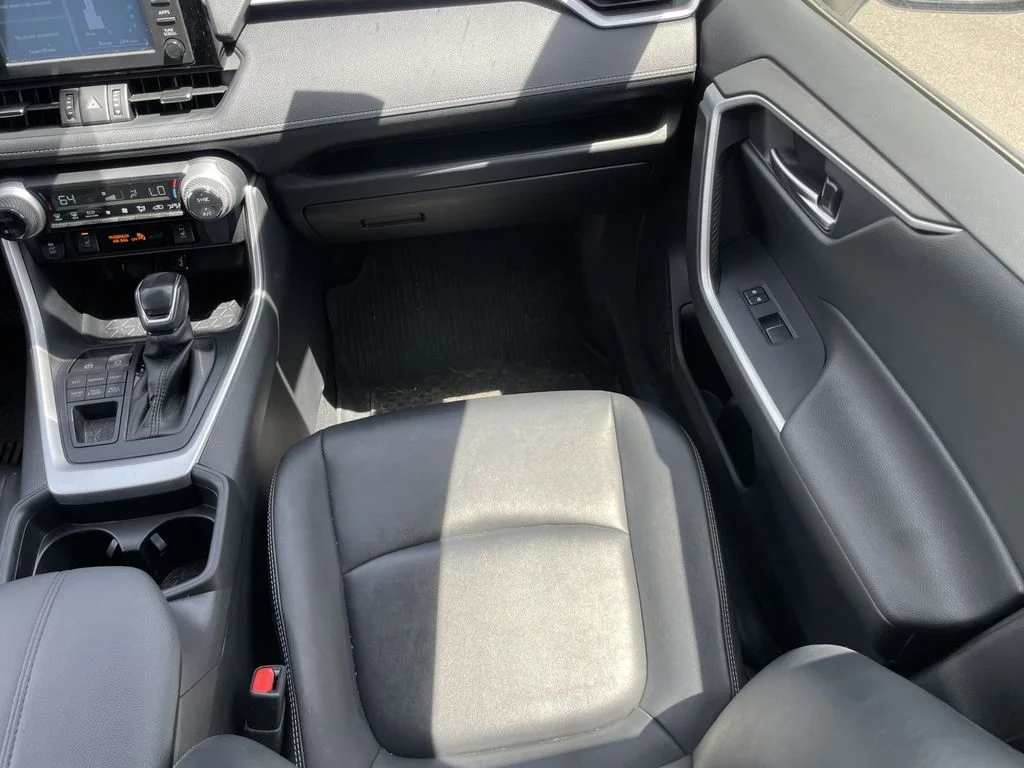 Used 2019 Super White Toyota XLE Premium image 11