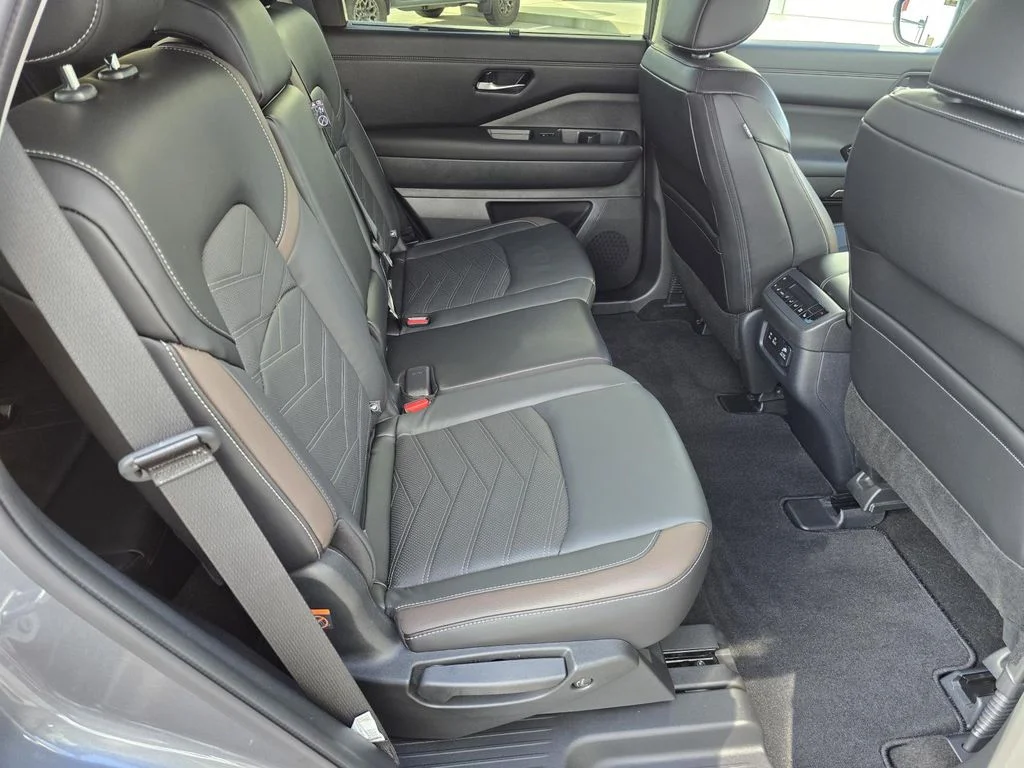 Used 2024 Gray Nissan Platinum 4WD image 21