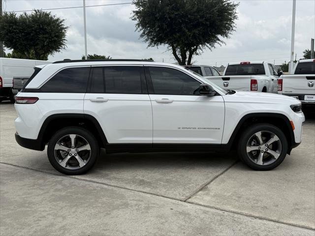 New 2026 Bright White Clear-Coat Exterior Paint Jeep Limited image 3