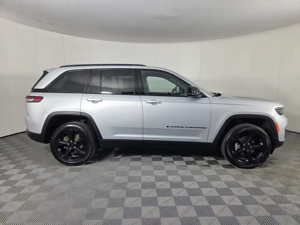 Used 2025 Silver Zynith Jeep Altitude image 6