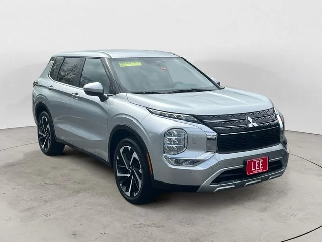 Used 2024 Silver Mitsubishi SE Black Edition image 7