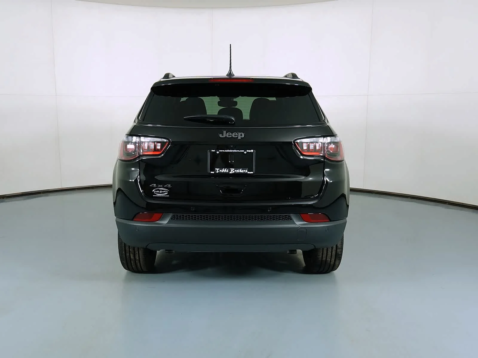 New 2026 Diamond Black Crystal Pearl-Coat Exterior Paint Jeep Limited Altitude image 5