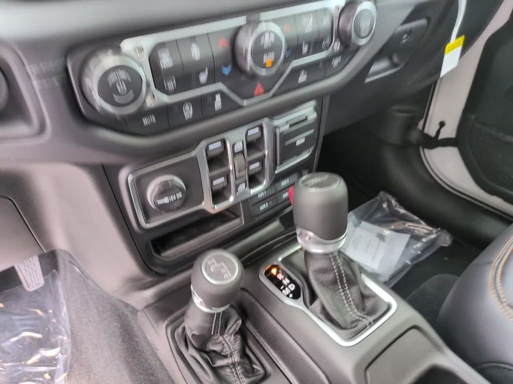New 2026 Bright White Clear-Coat Exterior Paint Jeep Sahara image 26