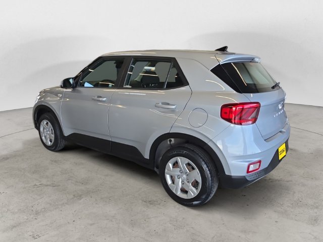 Used 2020 Silver Hyundai SE image 7