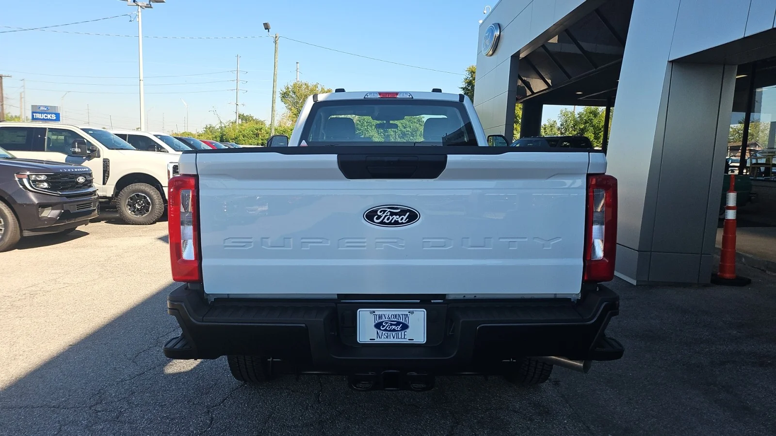 New 2027 Oxford White Ford XL 4WD image 4