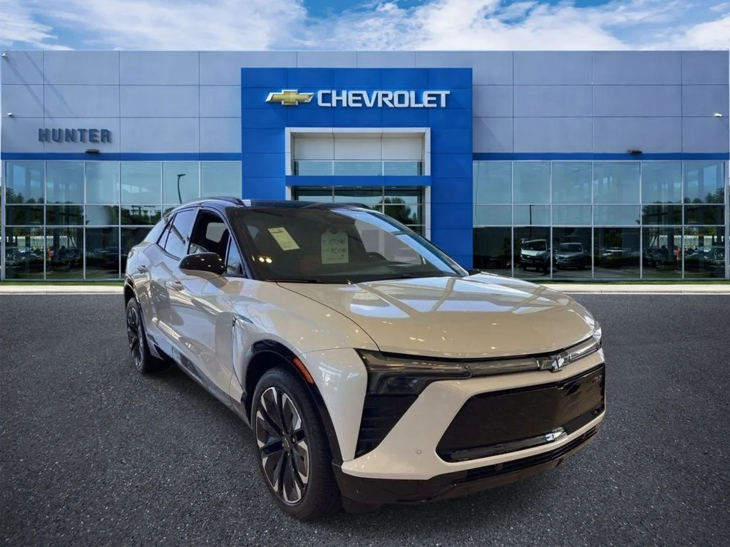 New 2026 Polar White Tricoat Chevrolet RS image 6