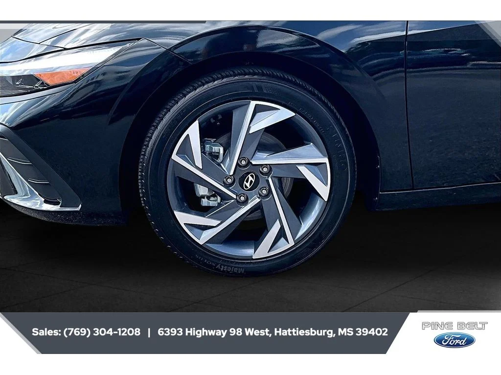 Used 2025 Abyss Black Hyundai SEL Sport image 7