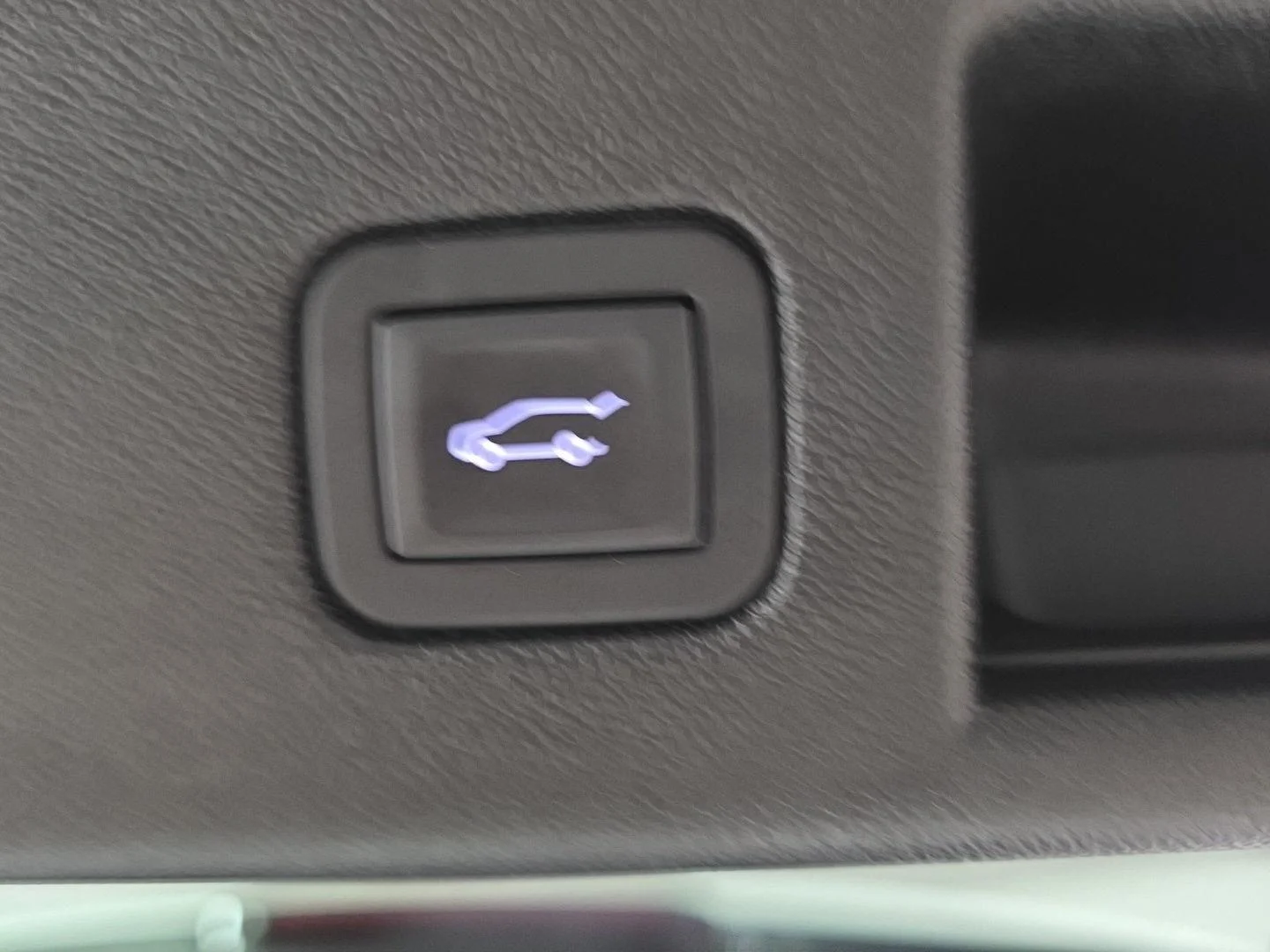 Used 2019 Iridescent Pearl Tricoat Chevrolet LT image 4