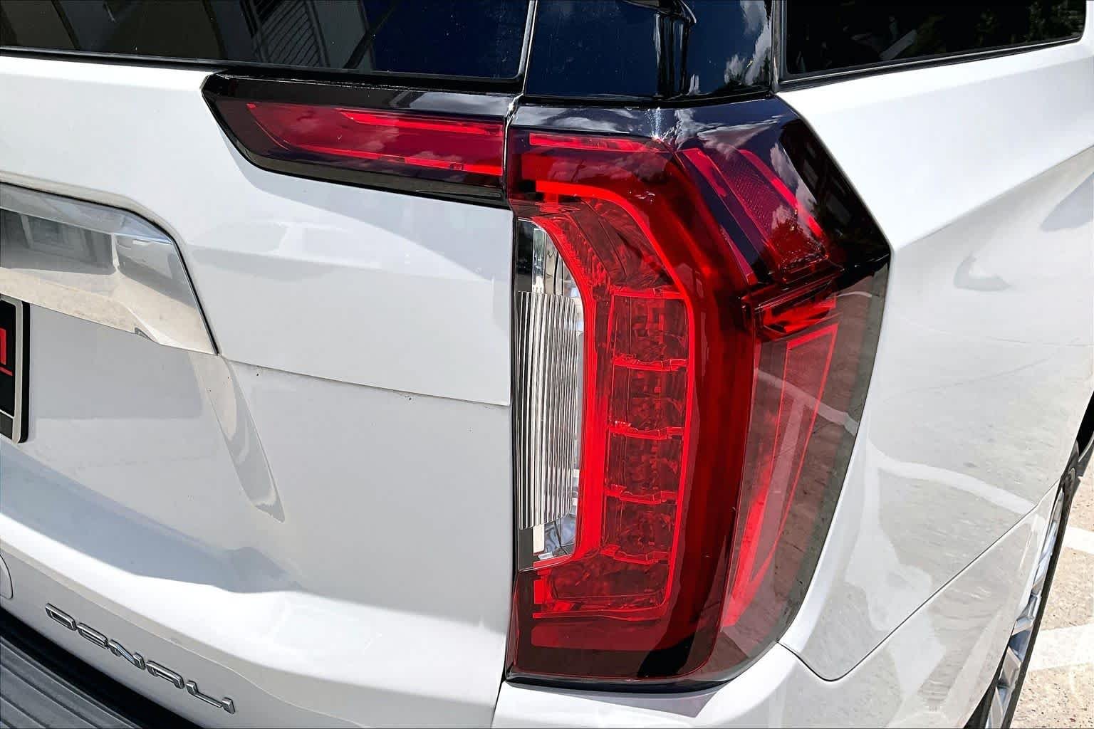 Used 2022 White Frost Tricoat GMC Denali image 29