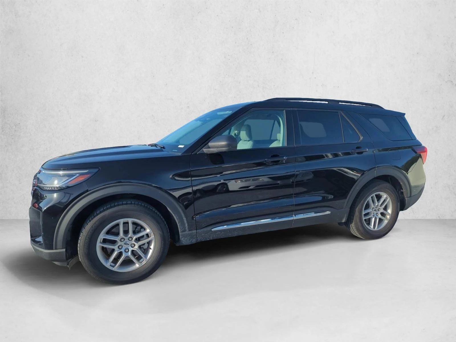 Used 2025 Agate Black Metallic Ford Active image 6