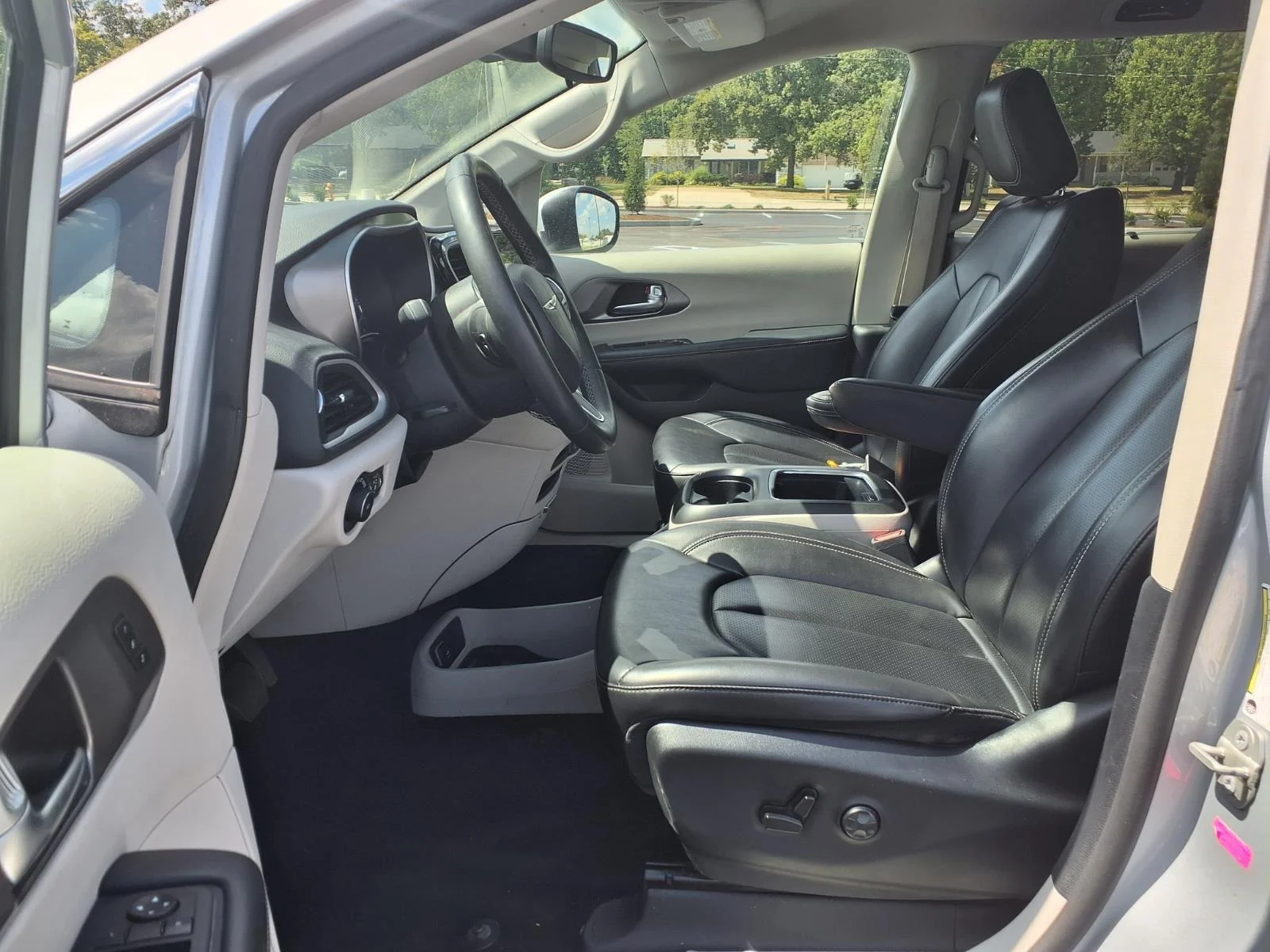Used 2023 Silver Mist Clearcoat Chrysler Touring L image 25