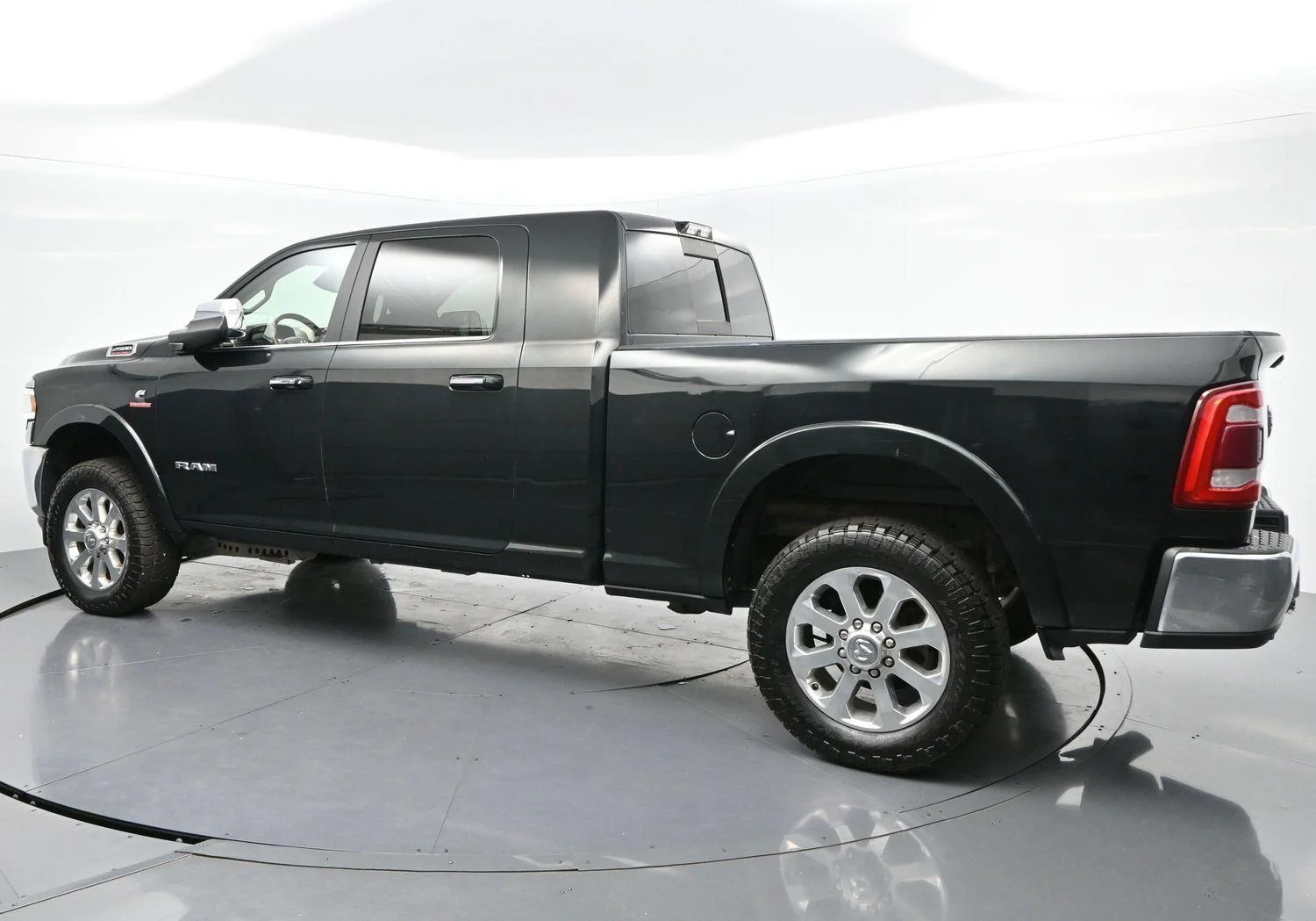 Used 2019 Black Forest Green Pearlcoat Ram Laramie image 5