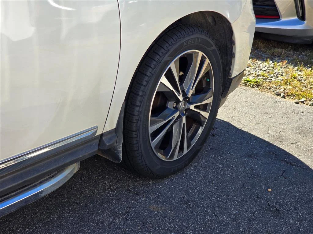 Used 2018 White Nissan Platinum image 19