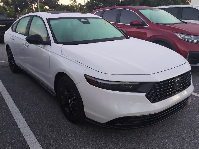Used 2025 Platinum White Honda SE image 1