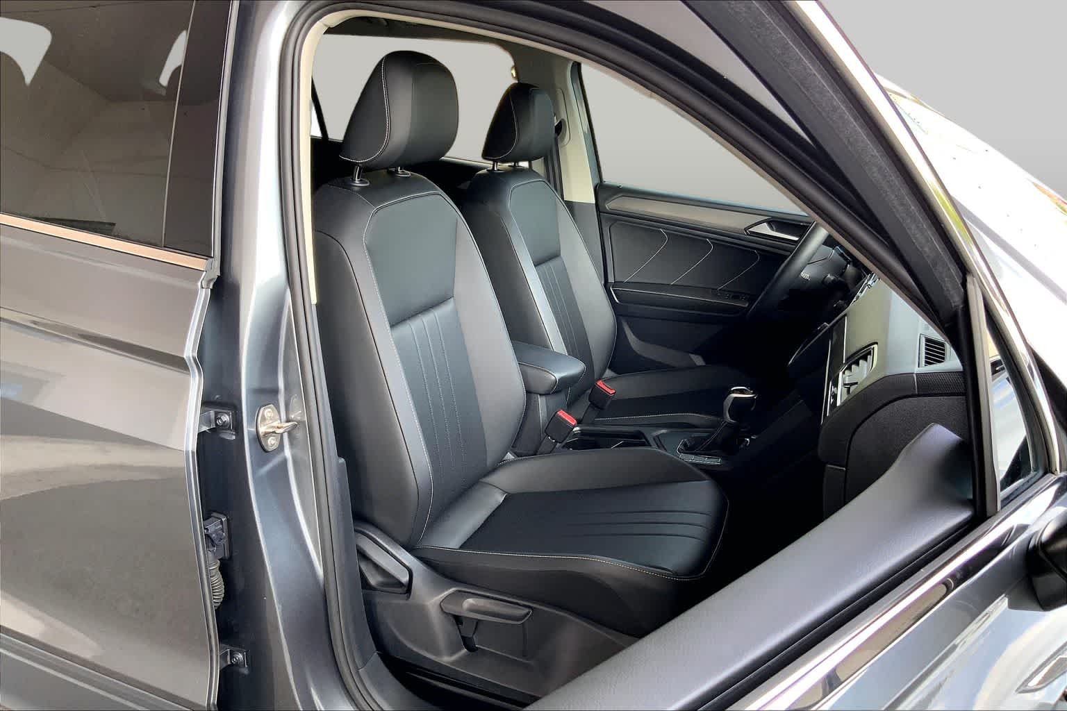 Used 2023 Platinum Gray Metallic Volkswagen SE image 9