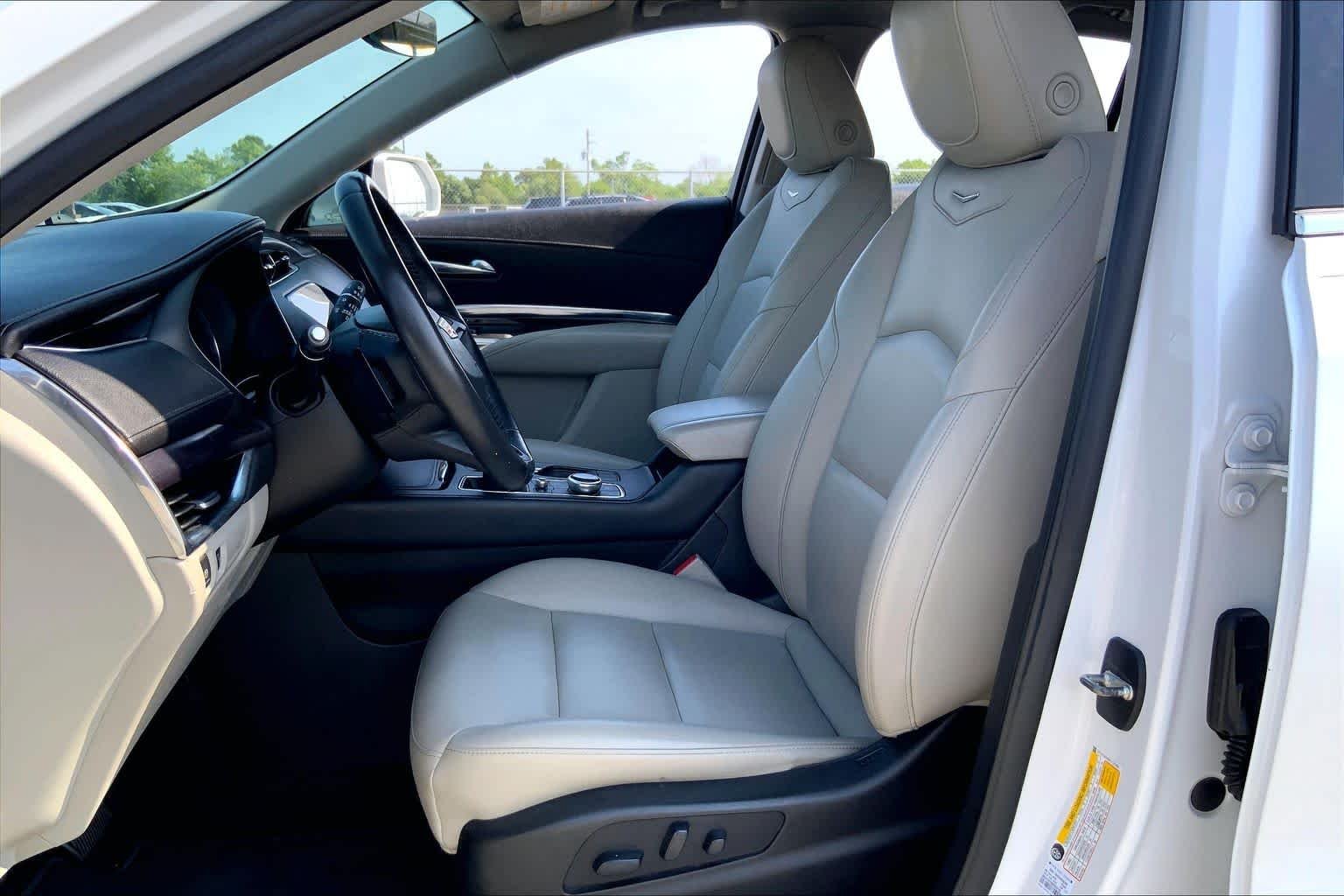 Used 2019 Crystal White Tricoat Cadillac FWD Luxury image 13