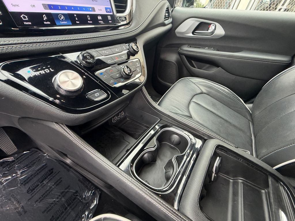 Used 2025 White Chrysler Limited image 22