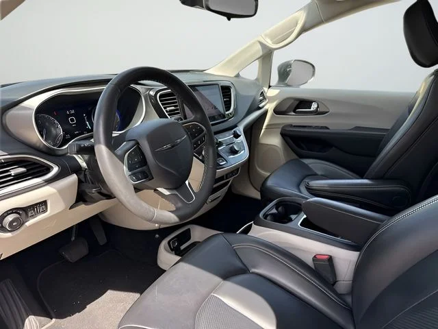 Used 2023 Black Chrysler Touring L image 9