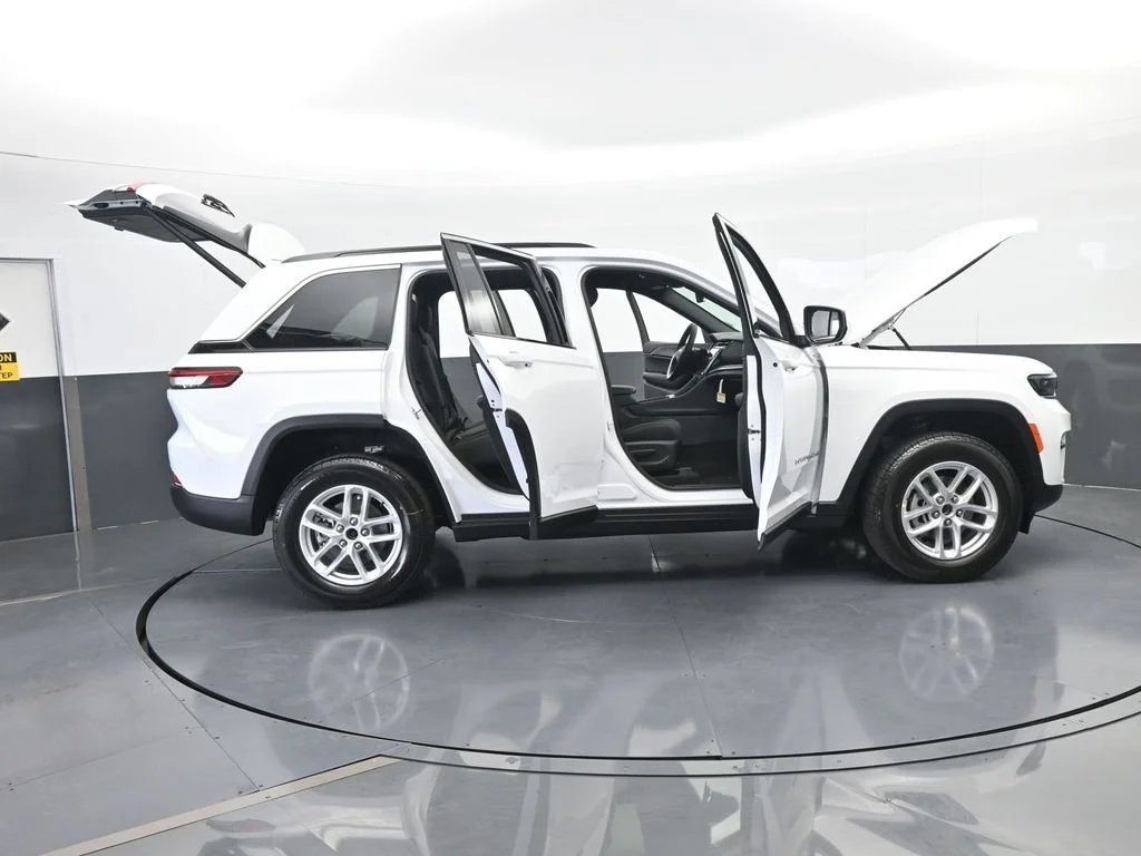 New 2026 Bright White Clear-Coat Exterior Paint Jeep Laredo X image 69