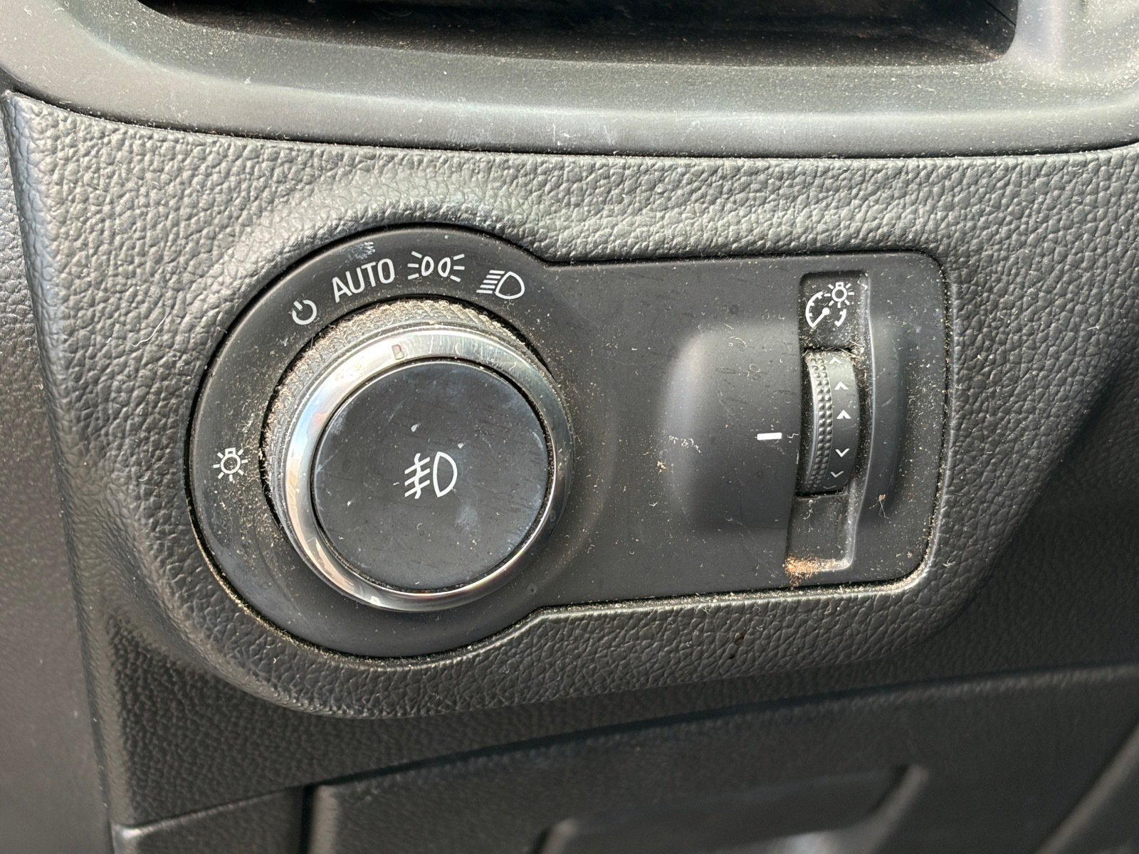 Used 2017 EBONY TWILIGHT METALLIC Buick Essence image 8