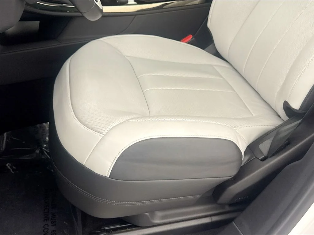Certified Used 2024 White Land Rover Dynamic SE image 19