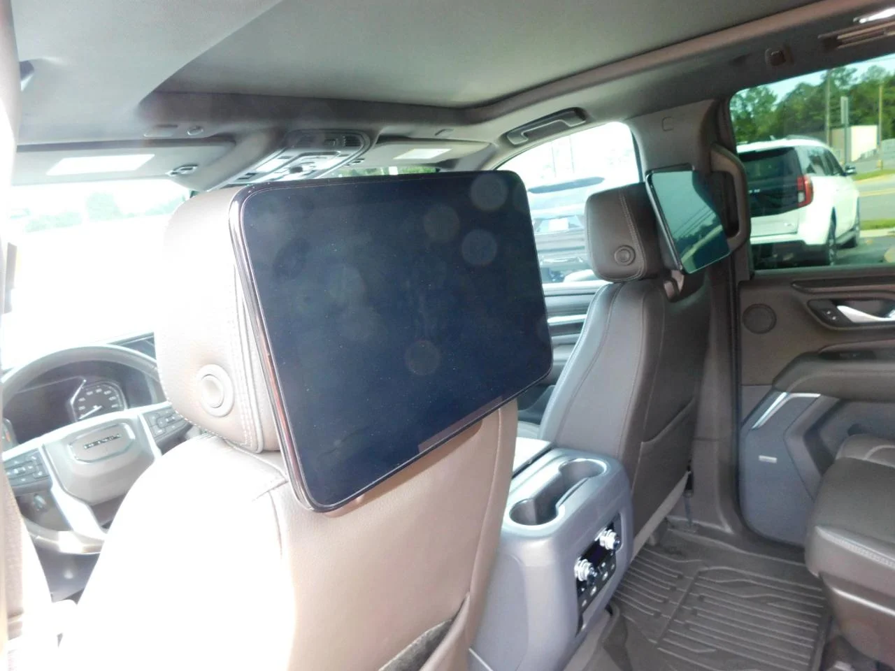 Used 2021 White GMC 4WD 4dr Denali image 31