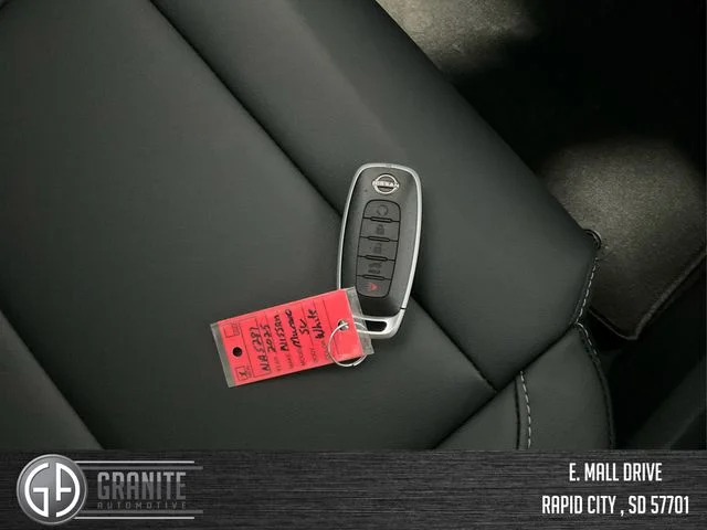 New 2025 Everest White TriCoat Nissan SL image 31