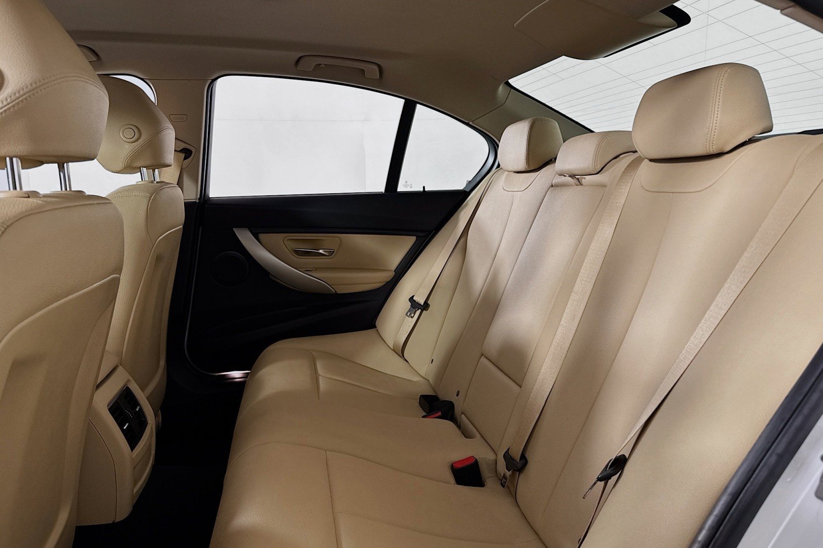Used 2018 Alpine White BMW 320i image 7