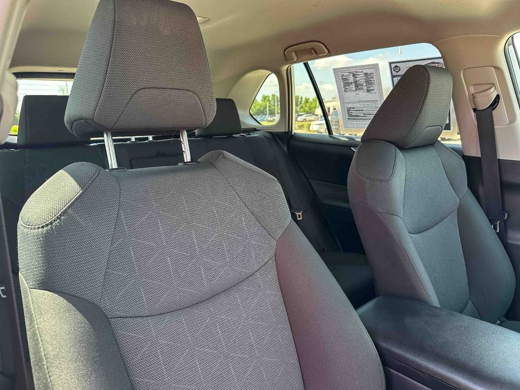 2025 Toyota RAV4 XLE - Photo 23