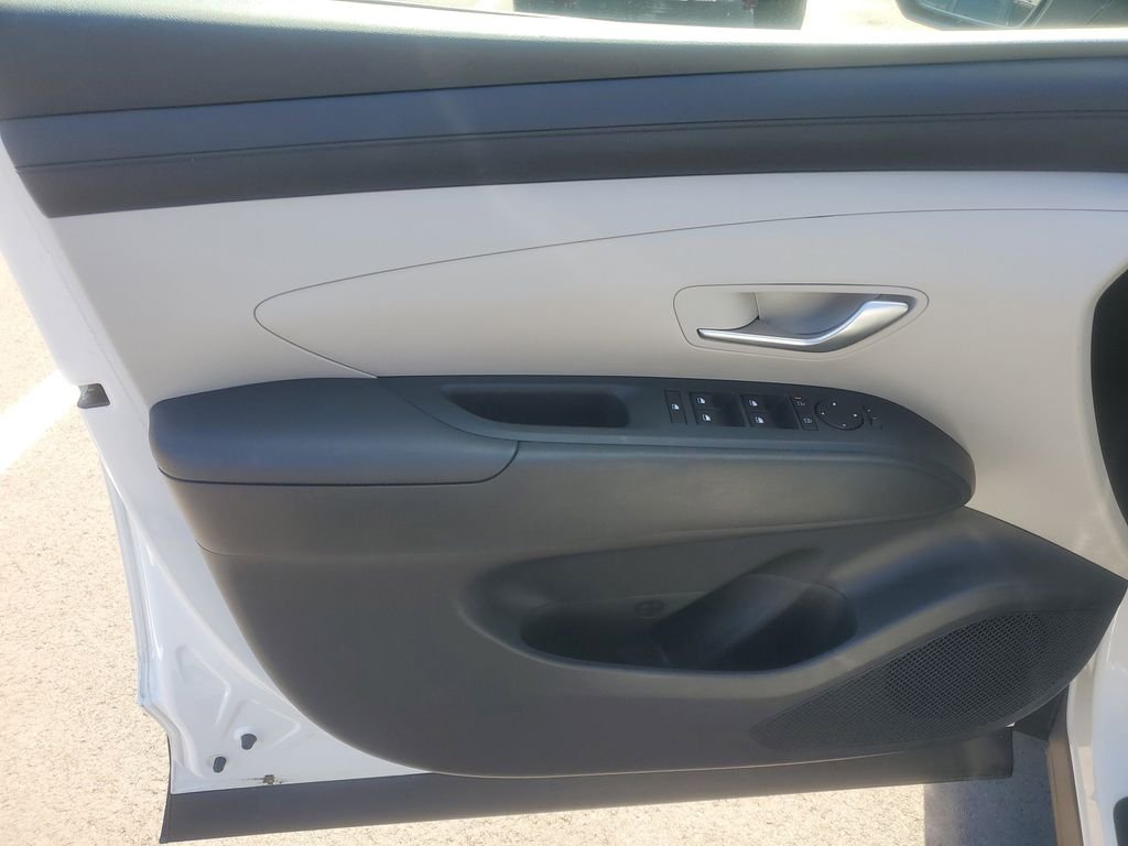 Used 2025 White Hyundai SEL image 7