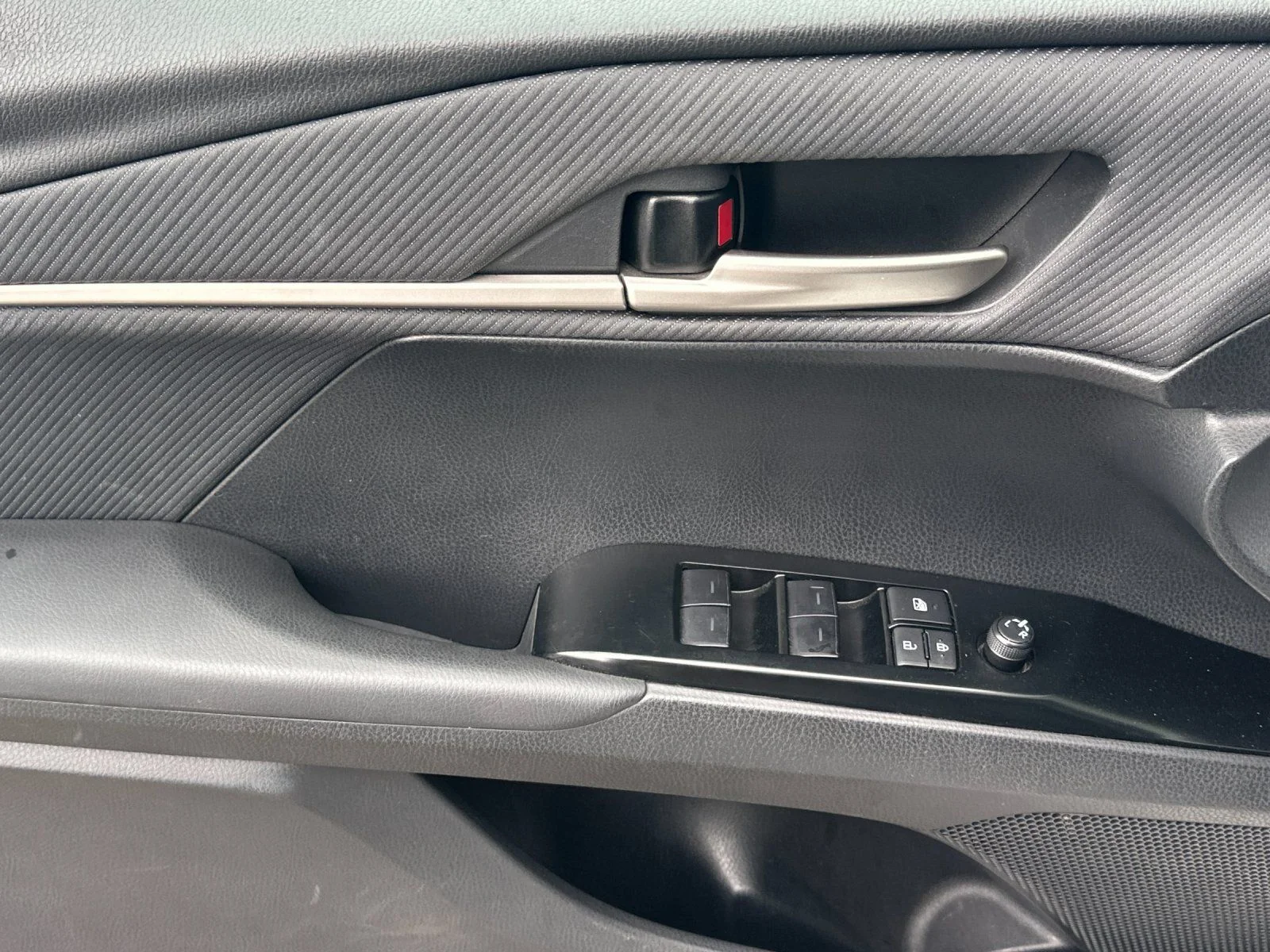 Used 2025 Ice Toyota SE image 10