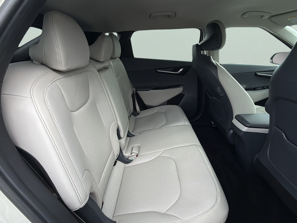 Used 2023 White Kia Wind image 14