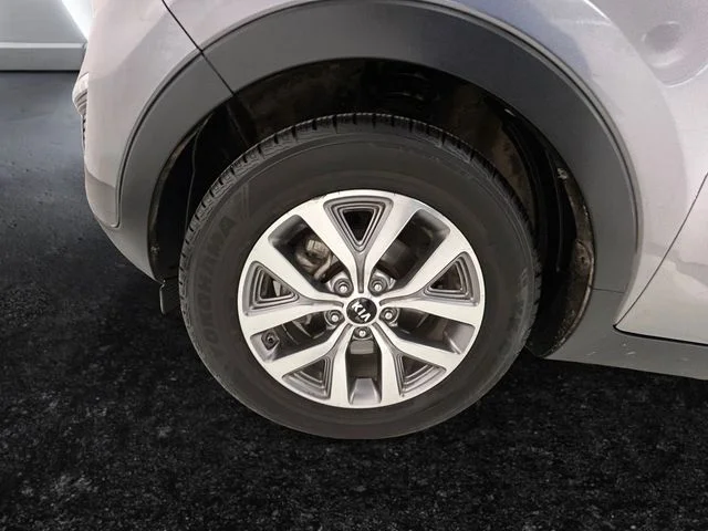 Used 2015 Silver Kia LX image 27