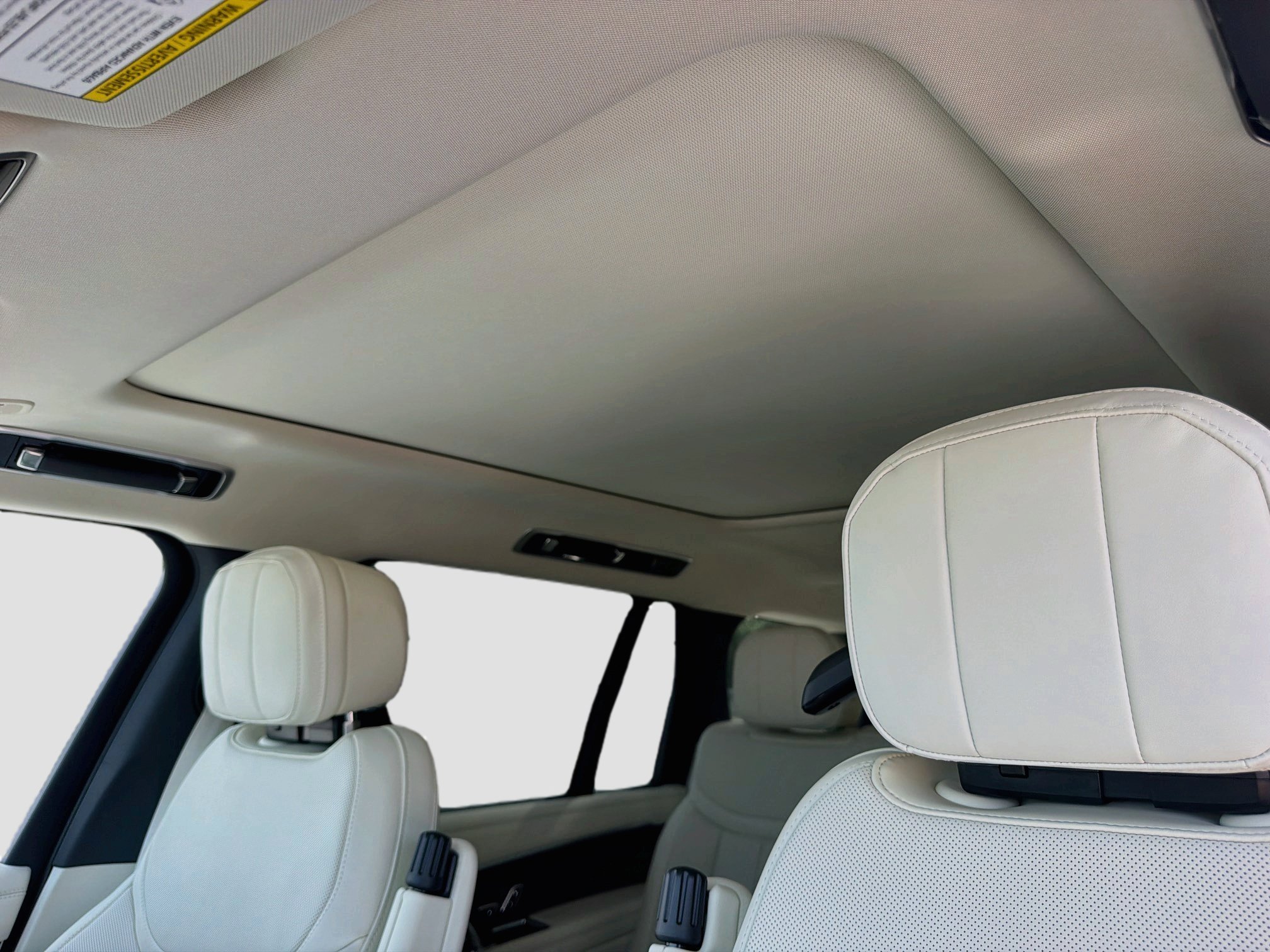New 2026 Fuji White LAND ROVER SE 7 Seats image 28