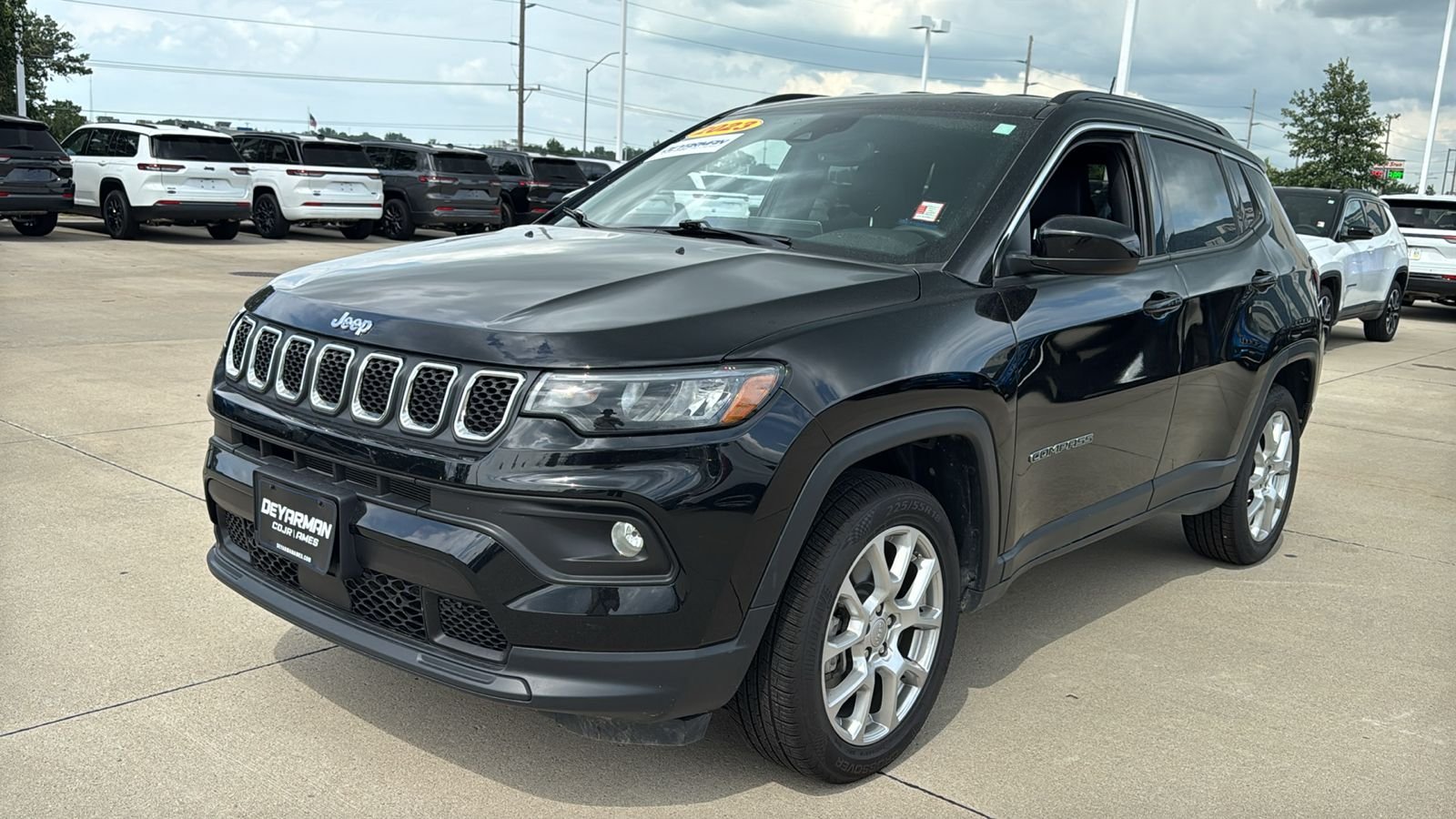 Used 2023 Black Jeep Latitude Lux image 5