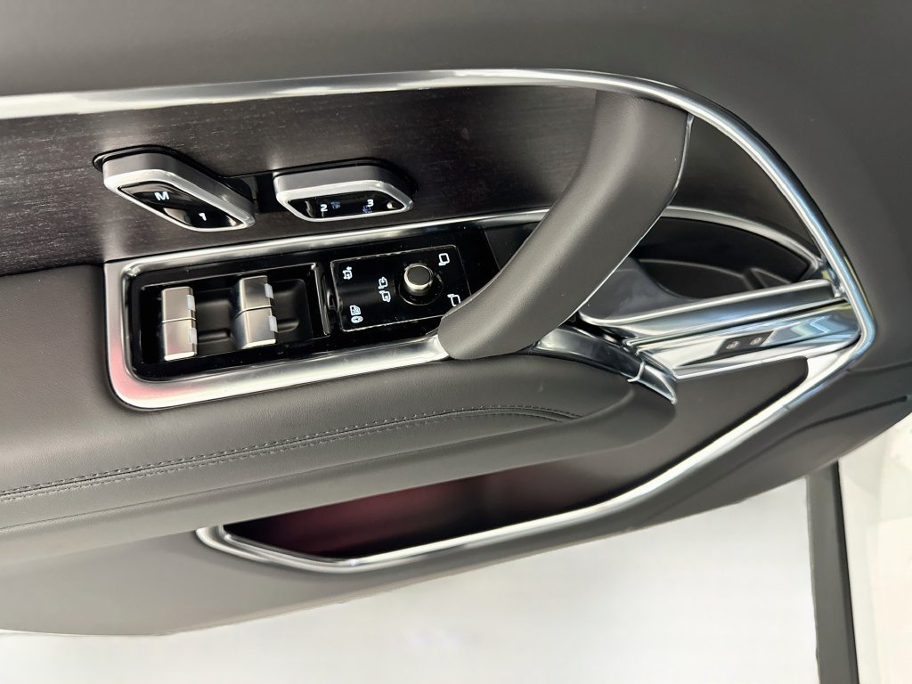New 2027 Fuji White Land Rover SE image 18