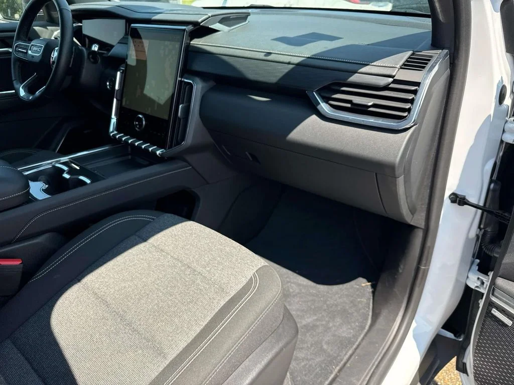 Used 2025 White GMC Elevation image 21