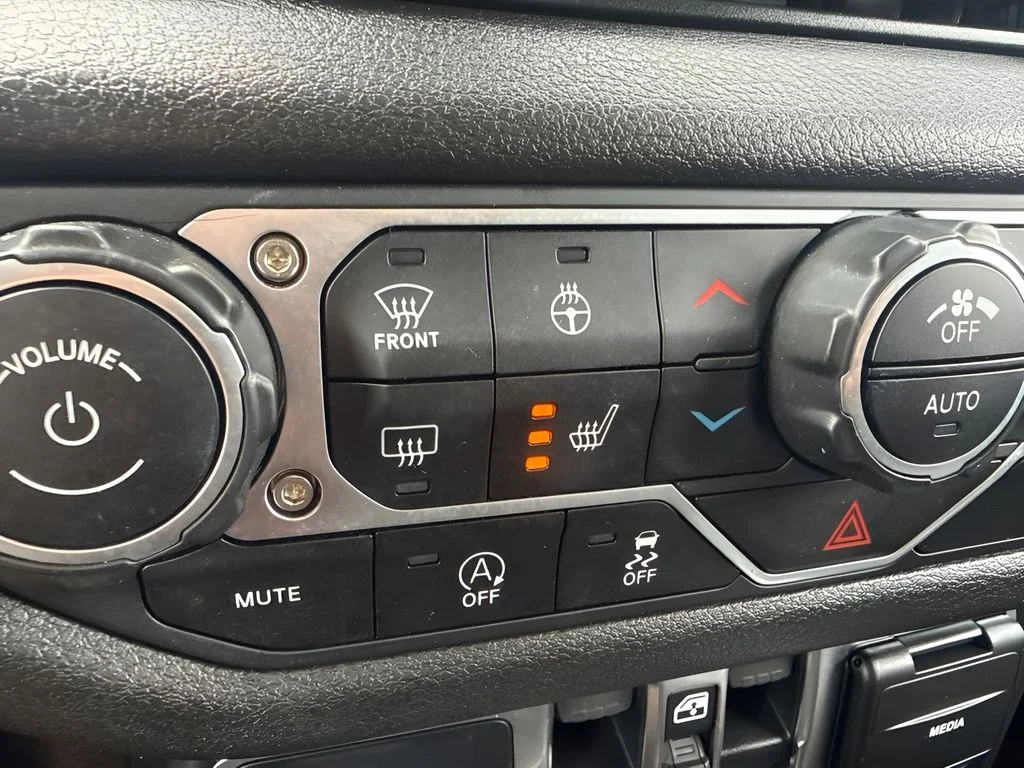 Used 2025 White Jeep Sport S image 17