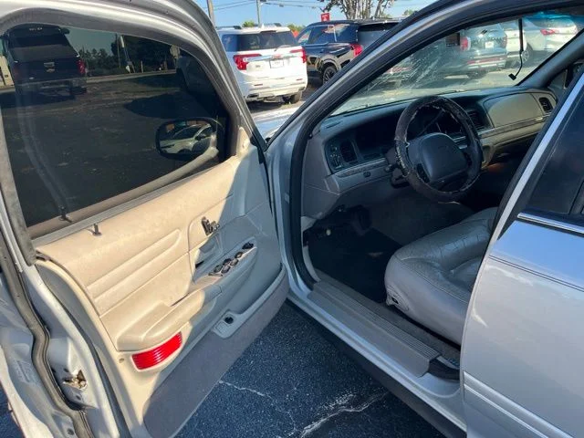 Used 2000  Ford LX image 4