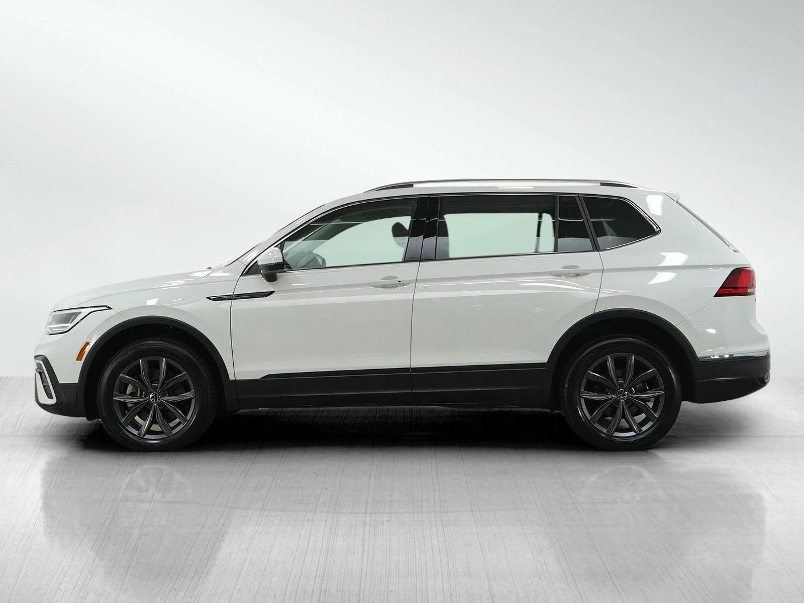 Used 2022 Volkswagen Tiguan SE with VIN 3VV2B7AX9NM138679 for sale in Wayzata, Minnesota