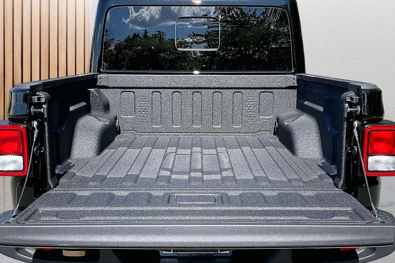 New 2026 Black Clear-Coat Exterior Paint Jeep 85th Anniversary Edition image 24