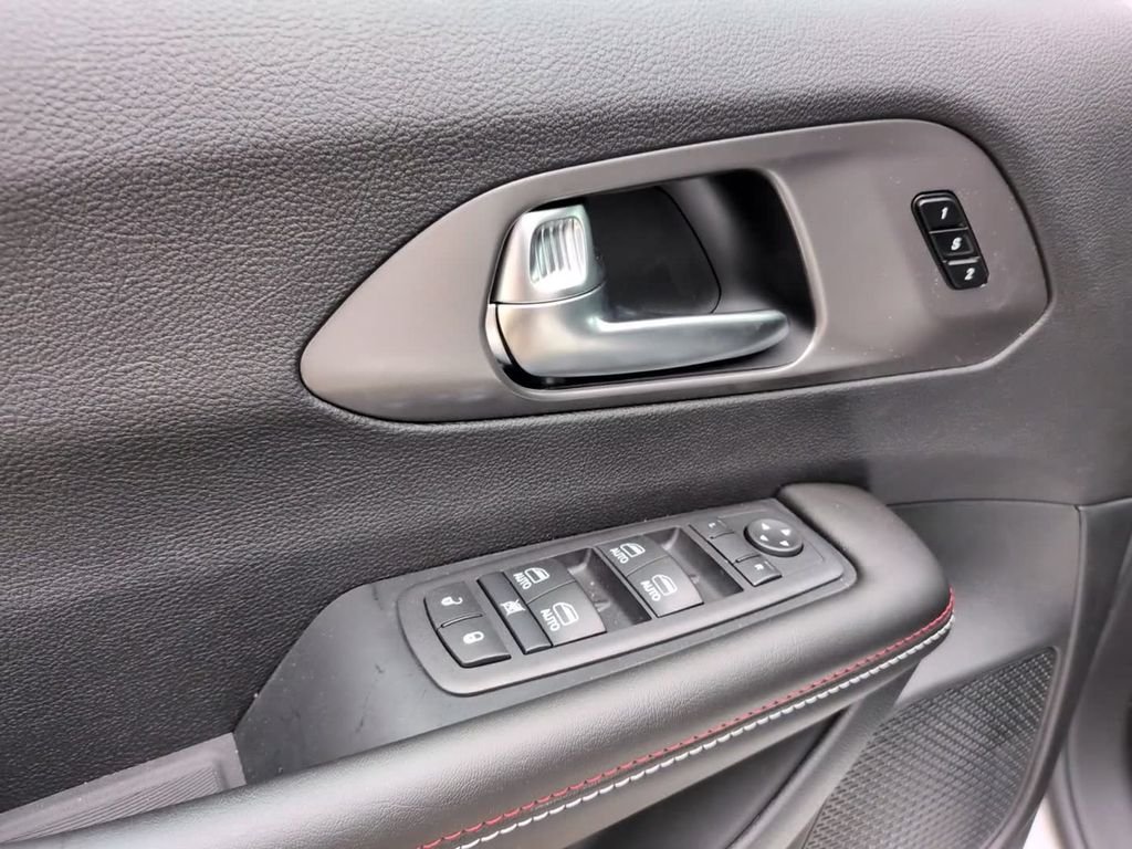 New 2027 Bright White Clear-Coat Exterior Paint Chrysler  image 15