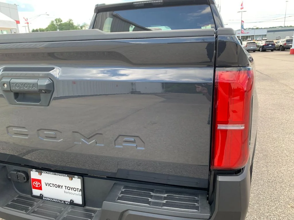 Used 2024  Toyota SR image 32