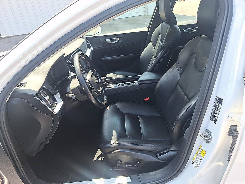 Used 2020 Crystal White Pearl Metallic Volvo Momentum image 11