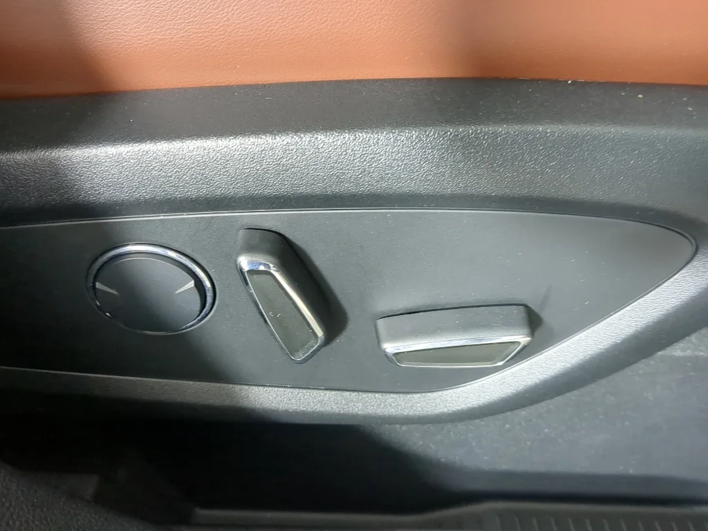 Used 2017 Tan Lincoln Reserve image 22