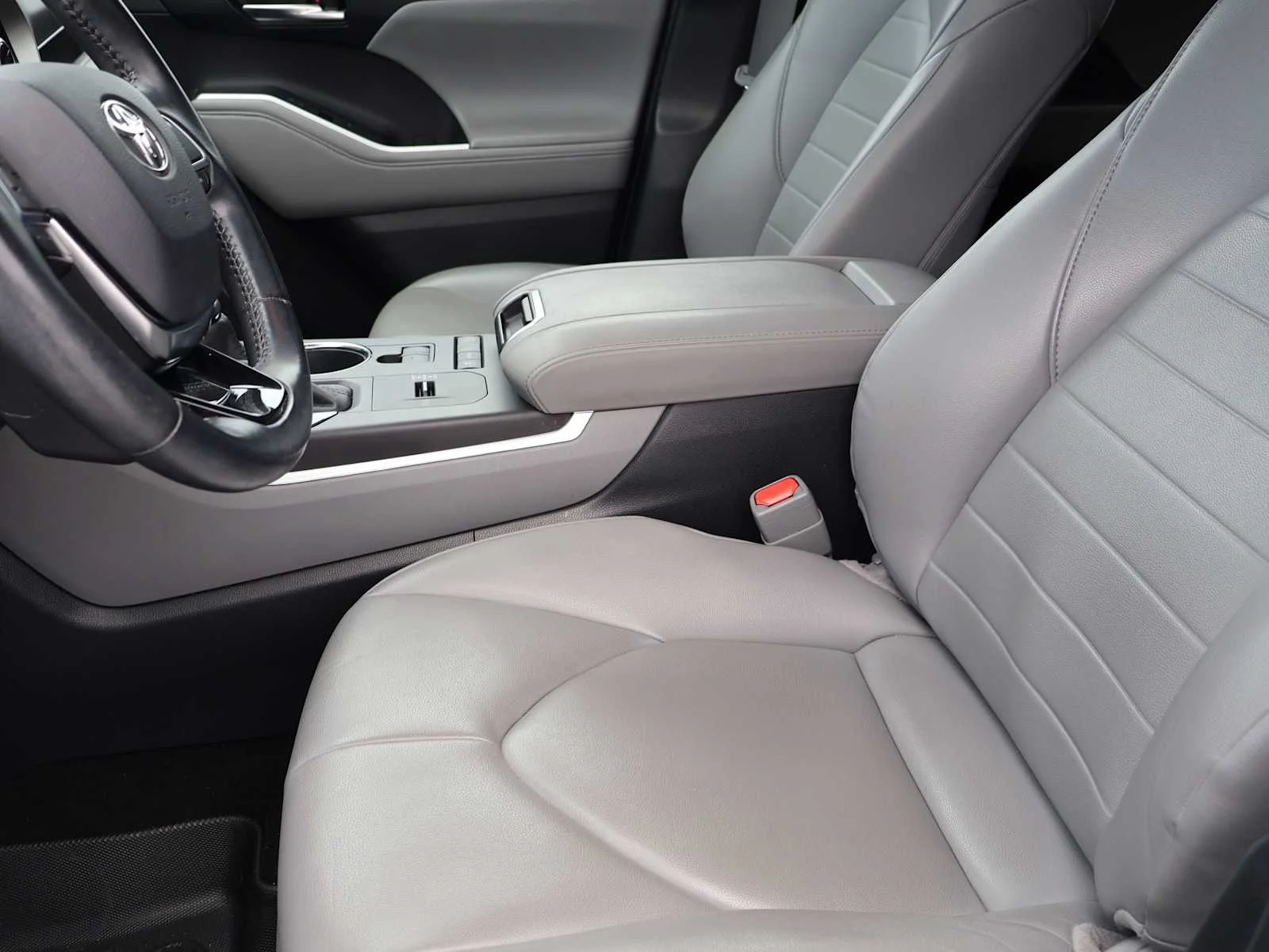 Used 2020 Magnetic Gray Metallic Toyota XLE image 12
