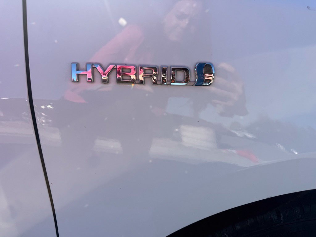 Used 2013 Super White Toyota XLE image 9