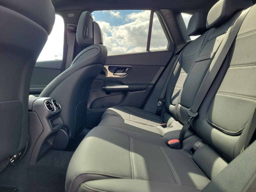 New 2026 MANUFAKTUR Moonlight White Metallic Mercedes-Benz GLC 300 image 10