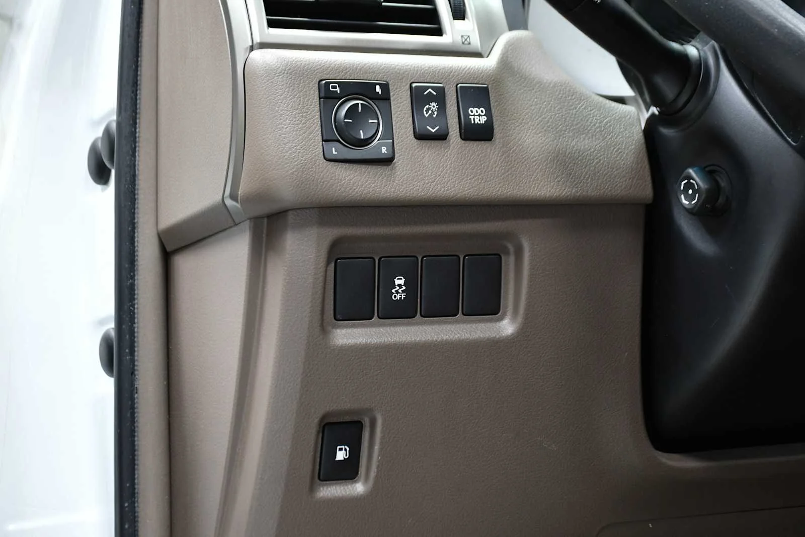Used 2018 Starfire Pearl Lexus  image 16